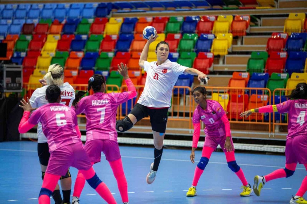 A Milli Kadın Hentbol Takımı Konya 2021'deki ilk maçında Bangladeş'i açık ara mağlup etti