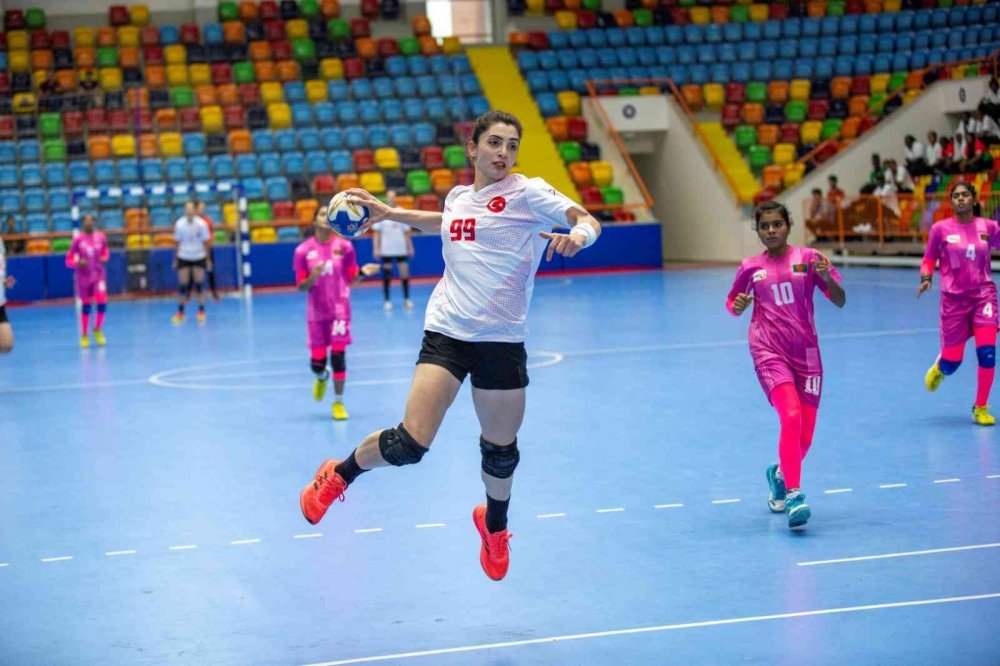 A Milli Kadın Hentbol Takımı Konya 2021'deki ilk maçında Bangladeş'i açık ara mağlup etti