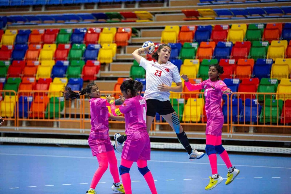 A Milli Kadın Hentbol Takımı Konya 2021'deki ilk maçında Bangladeş'i açık ara mağlup etti
