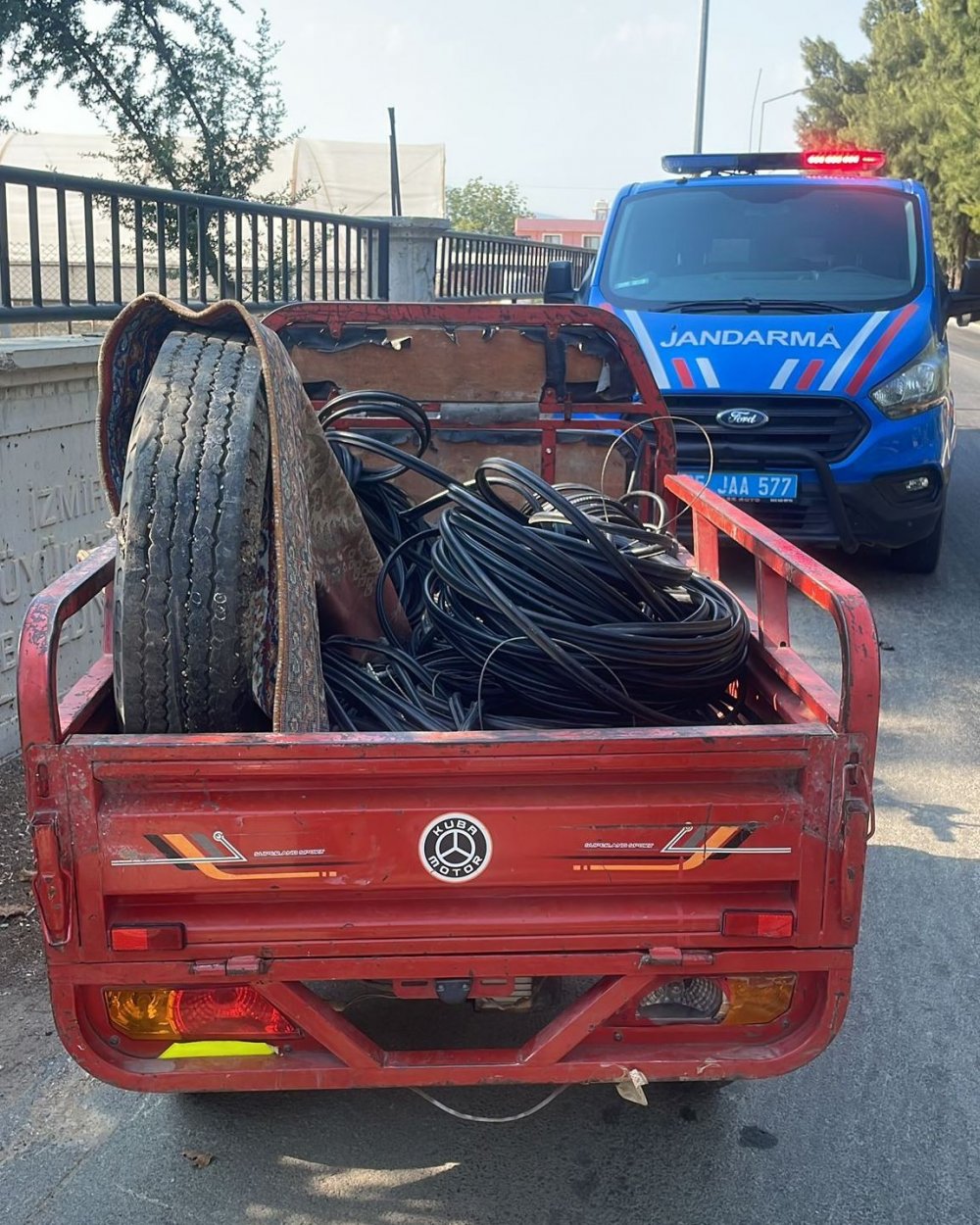 İzmir'de bir mahalleyi internetsiz bırakan hırsız yakalandı