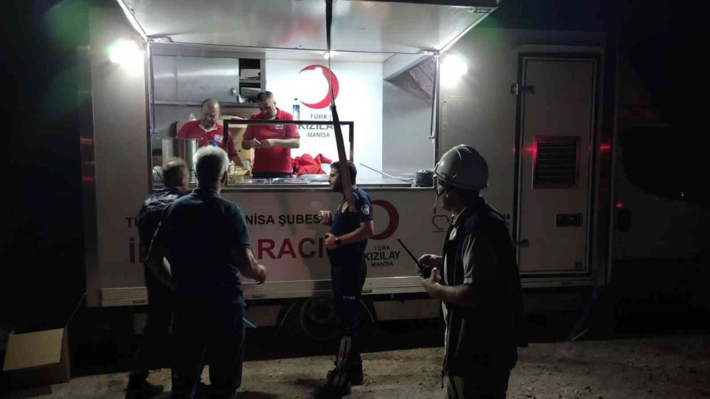 Manisa'da orman yangını büyüdü! Hava ve kara müdahalesi sürüyor