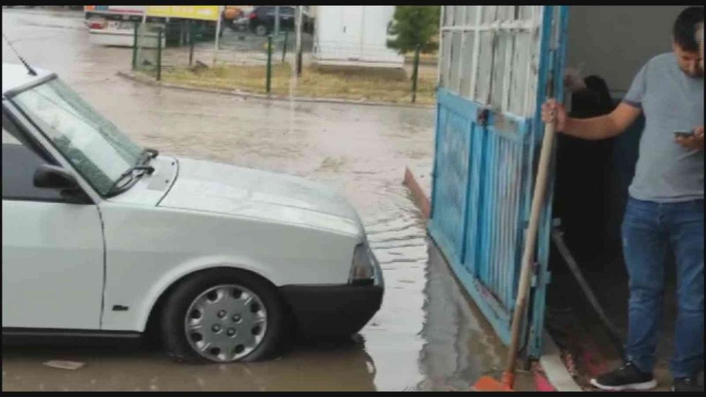 Sağanak yağmur bir anda indi! Çok sayıda iş yerini su bastı
