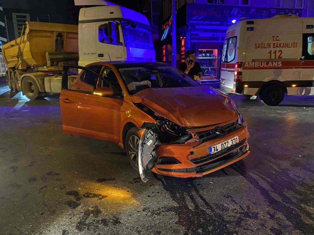 Ümraniye’de otomobiller kavşakta çarpıştı! 2 yaralı