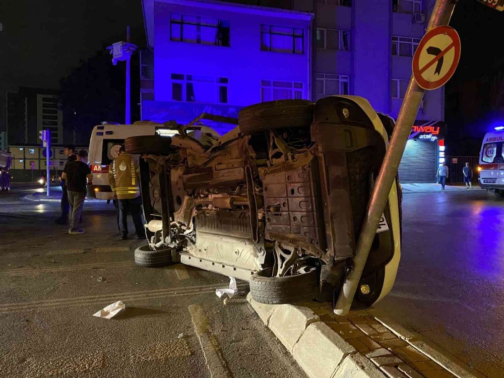 Ümraniye’de otomobiller kavşakta çarpıştı! 2 yaralı