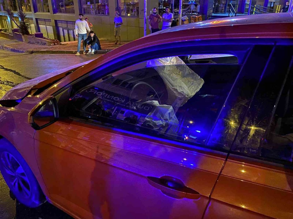 Ümraniye’de otomobiller kavşakta çarpıştı! 2 yaralı