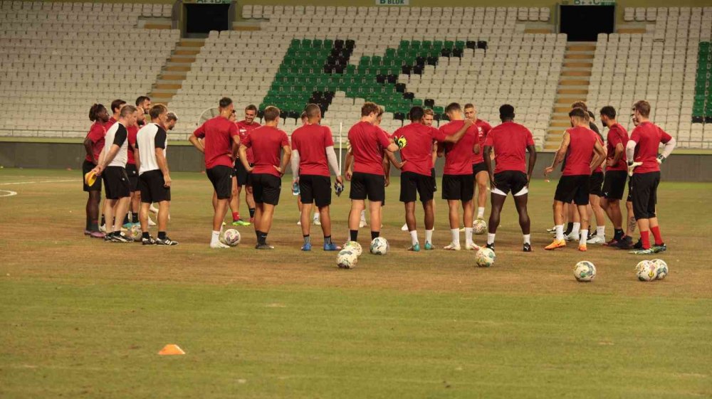 Vaduz Teknik Direktörü Mangiarratti'den Konyaspor açıklaması! Çok yazık, böyle bir stat için bu zemin hoş değil