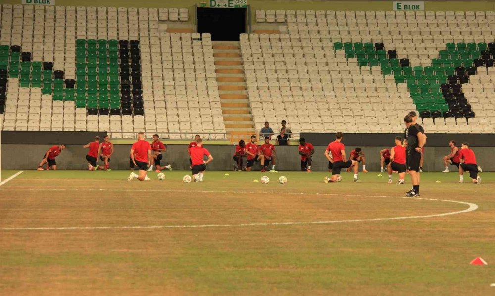 Vaduz Teknik Direktörü Mangiarratti'den Konyaspor açıklaması! Çok yazık, böyle bir stat için bu zemin hoş değil
