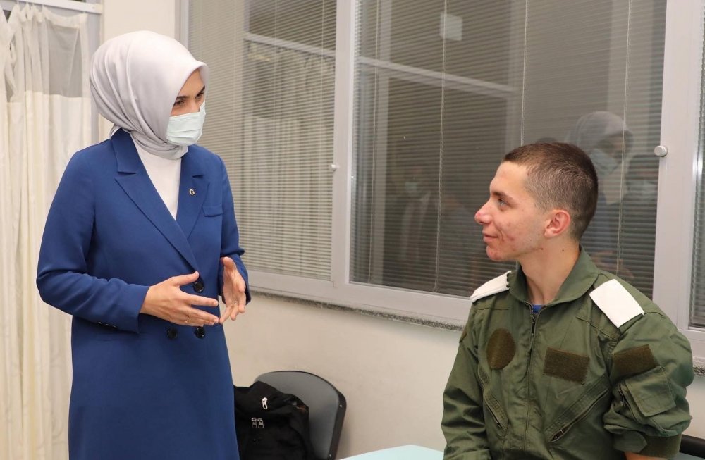 Afyon Valisi Yiğitbaşı uçak kazasında yaralanan pilotları ziyaret etti