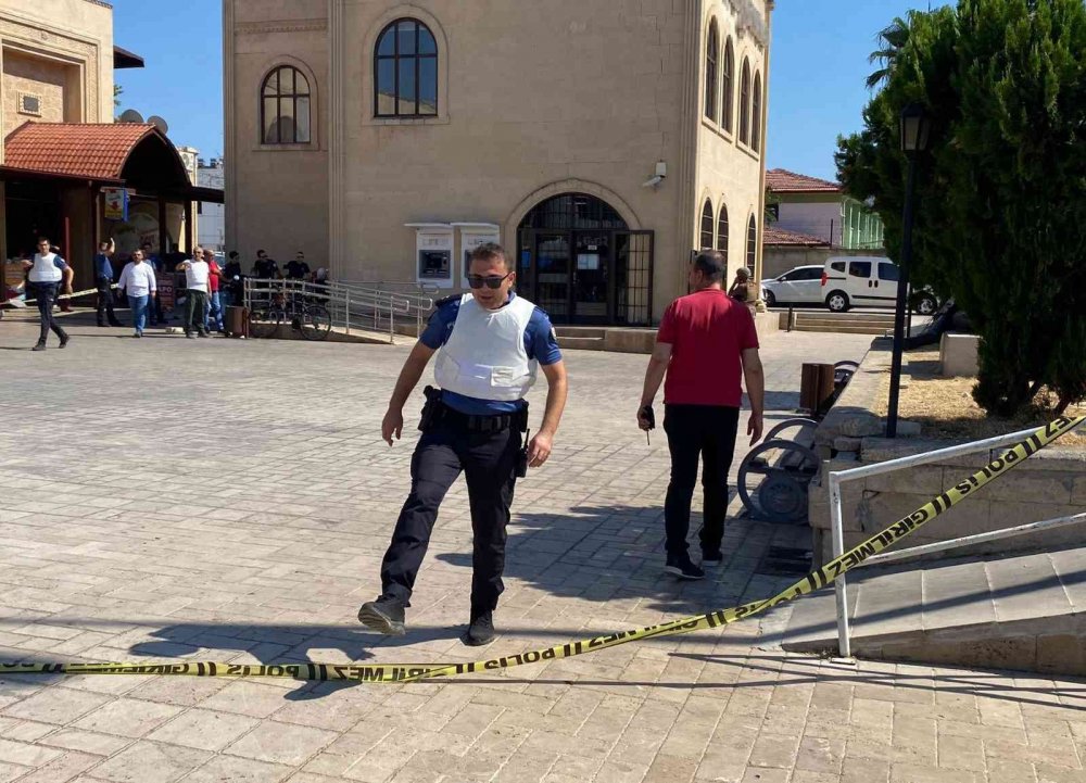 Bankada hareketli anlar! Müdür ve çalışanlar rehin alındı! Özel harekat operasyon yaptı, annesi ikna etti