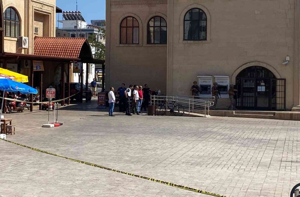 Bankada hareketli anlar! Müdür ve çalışanlar rehin alındı! Özel harekat operasyon yaptı, annesi ikna etti