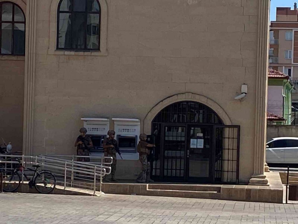 Bankada hareketli anlar! Müdür ve çalışanlar rehin alındı! Özel harekat operasyon yaptı, annesi ikna etti