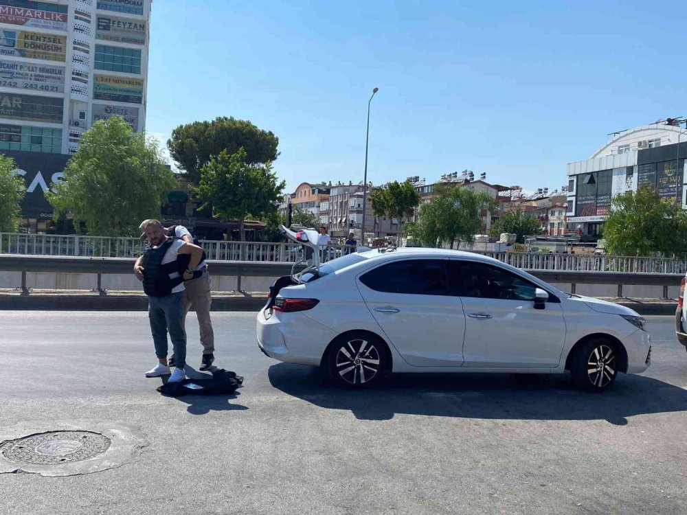 Bankada hareketli anlar! Müdür ve çalışanlar rehin alındı! Özel harekat operasyon yaptı, annesi ikna etti