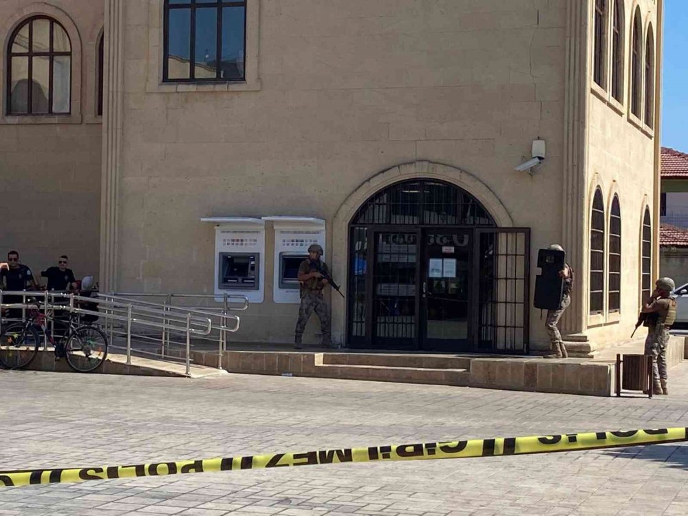 Bankada hareketli anlar! Müdür ve çalışanlar rehin alındı! Özel harekat operasyon yaptı, annesi ikna etti