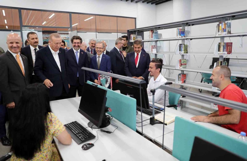 Cumhurbaşkanı Erdoğan Türkiye'nin en büyük üniversite kütüphanesini açtı! 1 milyon cilt kitap.. Aynı anda 3 bin kişi..