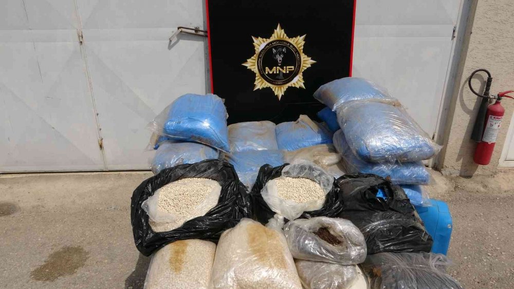 Bakan Soylu'nın tebrik ettiği ’Gökbey’ operasyonu kamerada! 2 milyon adet captagon ele geçirildi