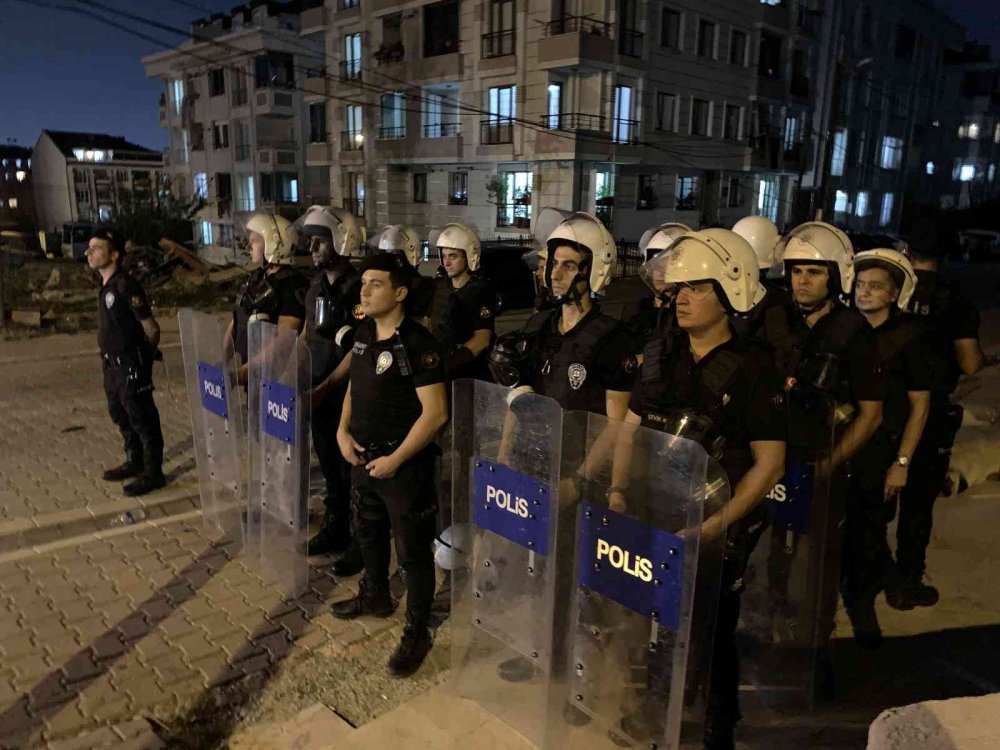 Çocukların kavgasına aileler de karıştı! Silahla 2 kişi yaralandı! Özel harekat biber gazıyla dağıttı