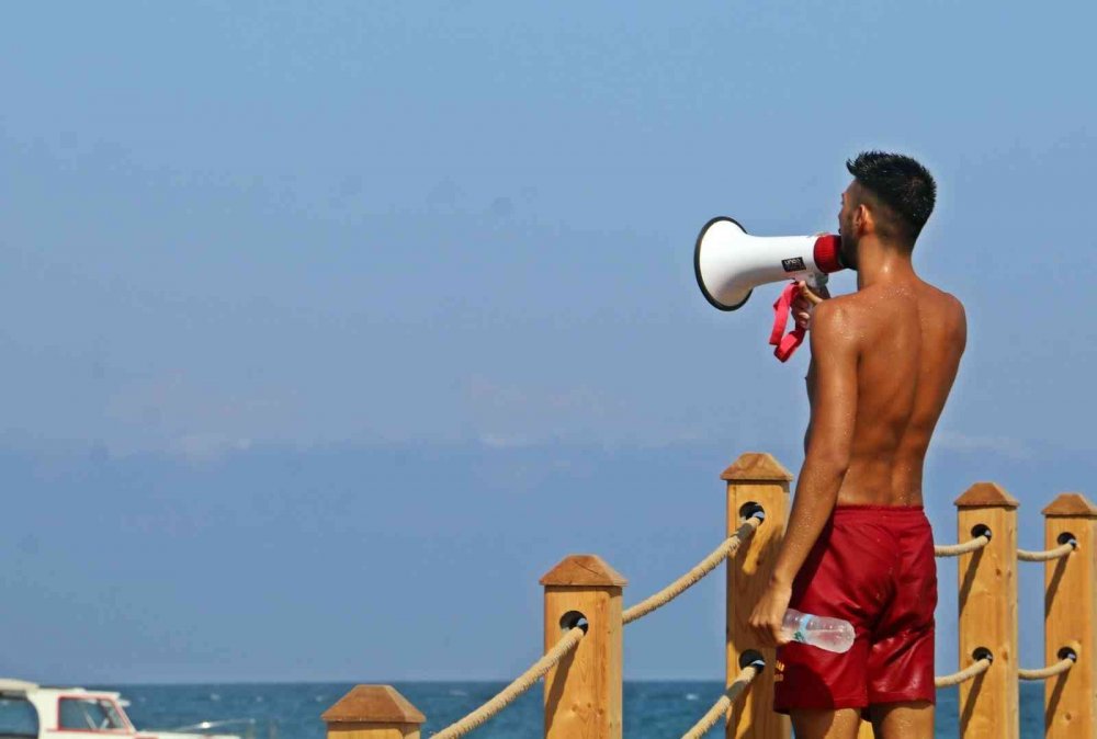 Konyaaltında batan tekne tatilcilerin ilgi odağı oldu! Cankurtaran canından bezdi