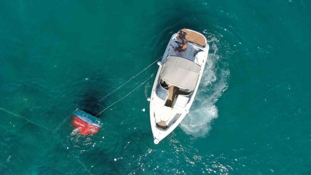 Konyaaltında batan tekne tatilcilerin ilgi odağı oldu! Cankurtaran canından bezdi