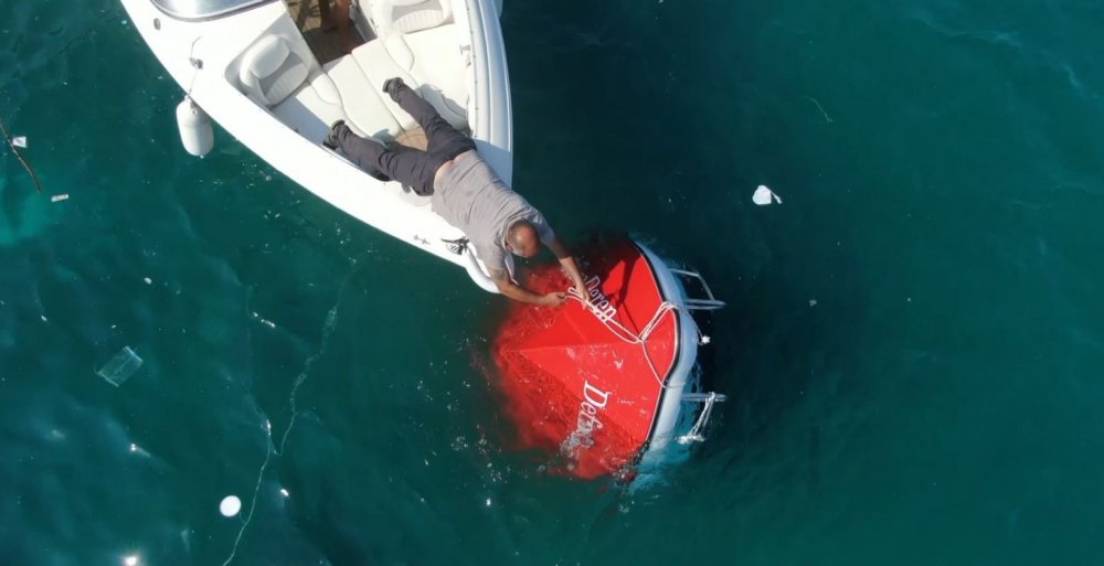 Konyaaltında batan tekne tatilcilerin ilgi odağı oldu! Cankurtaran canından bezdi