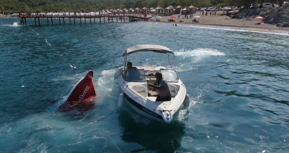 Konyaaltında batan tekne tatilcilerin ilgi odağı oldu! Cankurtaran canından bezdi