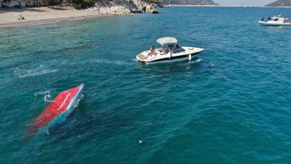 Konyaaltında batan tekne tatilcilerin ilgi odağı oldu! Cankurtaran canından bezdi