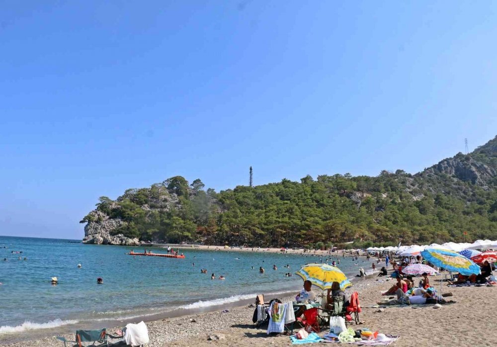 Konyaaltında batan tekne tatilcilerin ilgi odağı oldu! Cankurtaran canından bezdi