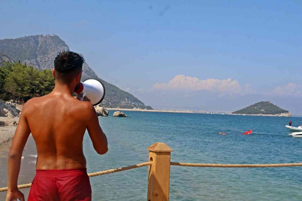 Konyaaltında batan tekne tatilcilerin ilgi odağı oldu! Cankurtaran canından bezdi