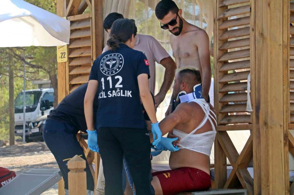 Konyaaltında batan tekne tatilcilerin ilgi odağı oldu! Cankurtaran canından bezdi