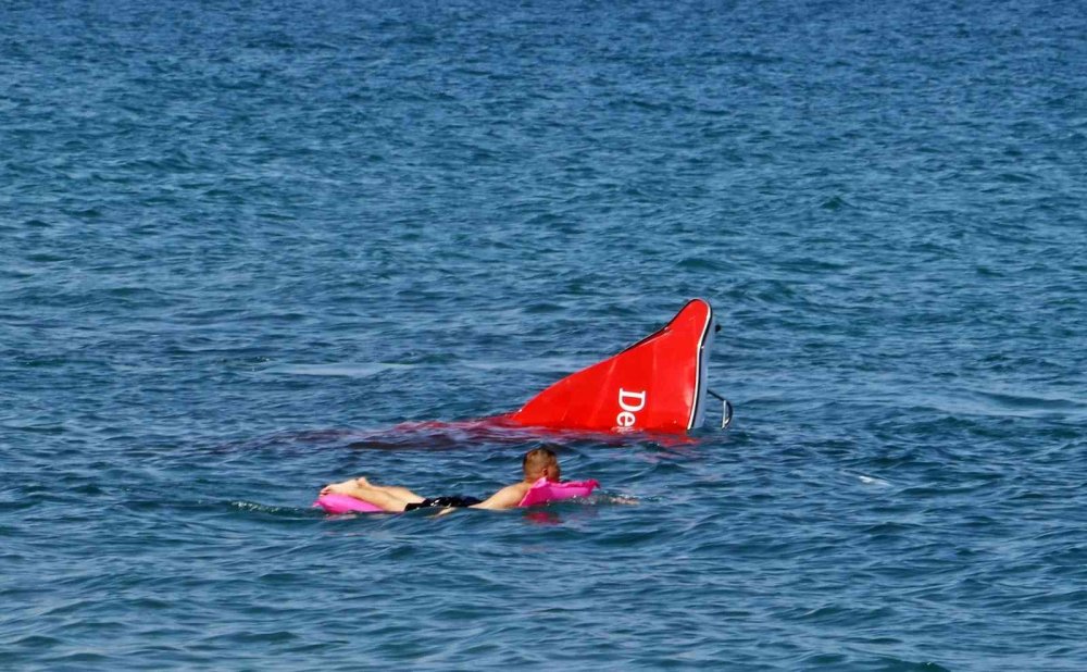 Konyaaltında batan tekne tatilcilerin ilgi odağı oldu! Cankurtaran canından bezdi