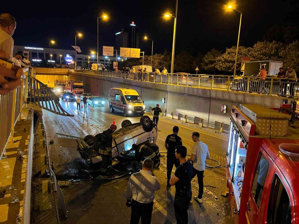 Konya'da kaza! Alt geçide düşen otomobilde sıkışan 2 kişi yaralandı