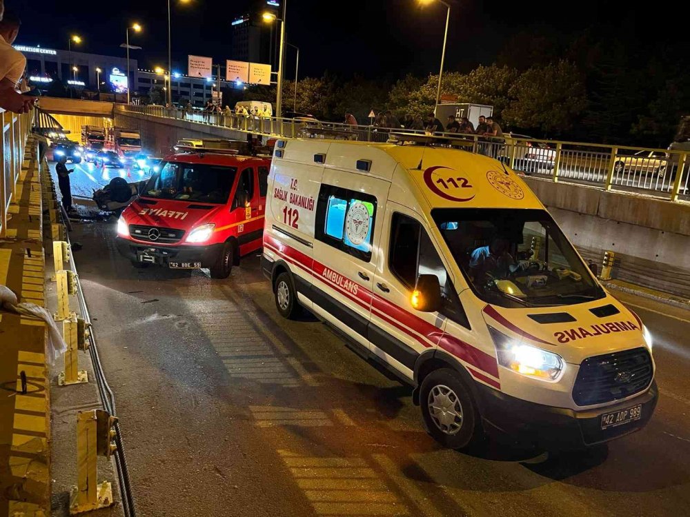 Konya'da kaza! Alt geçide düşen otomobilde sıkışan 2 kişi yaralandı