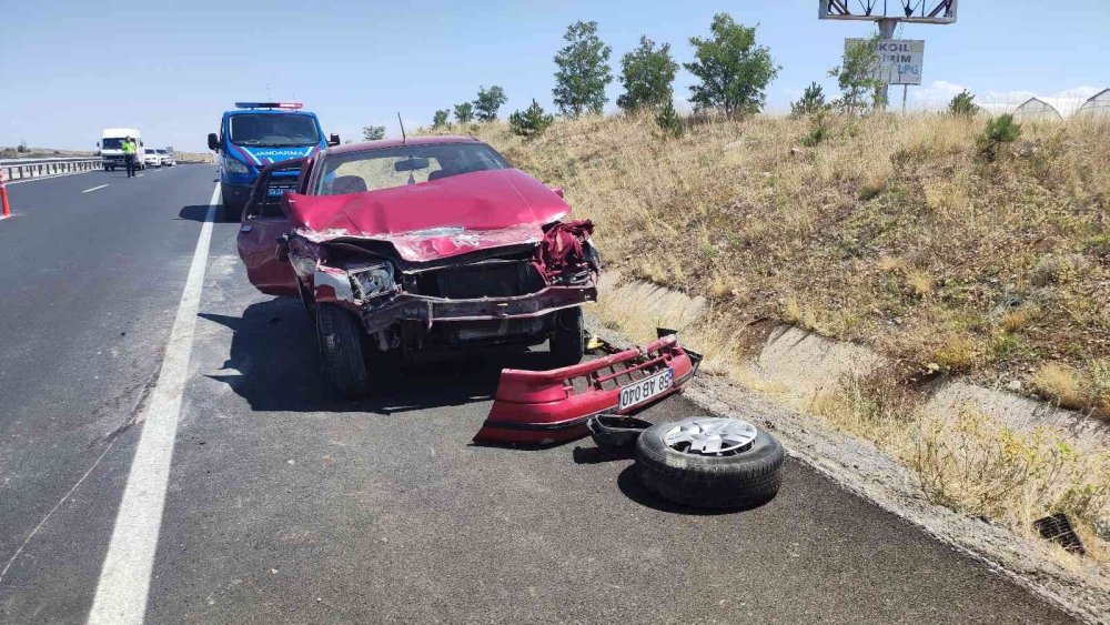 Sivas'ta yoldan çıkan araç bariyerlere çarparak karşı şeride geçti! 5 ağır yaralı