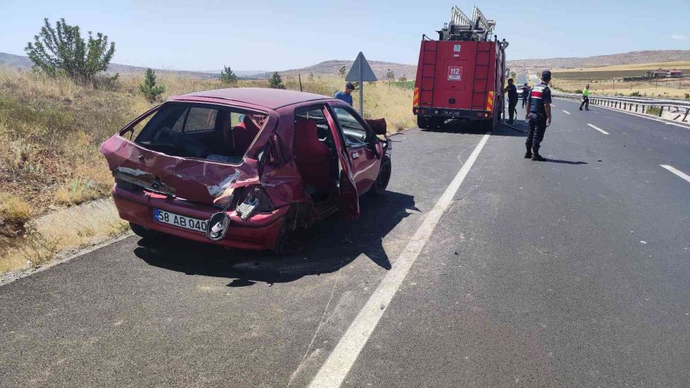 Sivas'ta yoldan çıkan araç bariyerlere çarparak karşı şeride geçti! 5 ağır yaralı