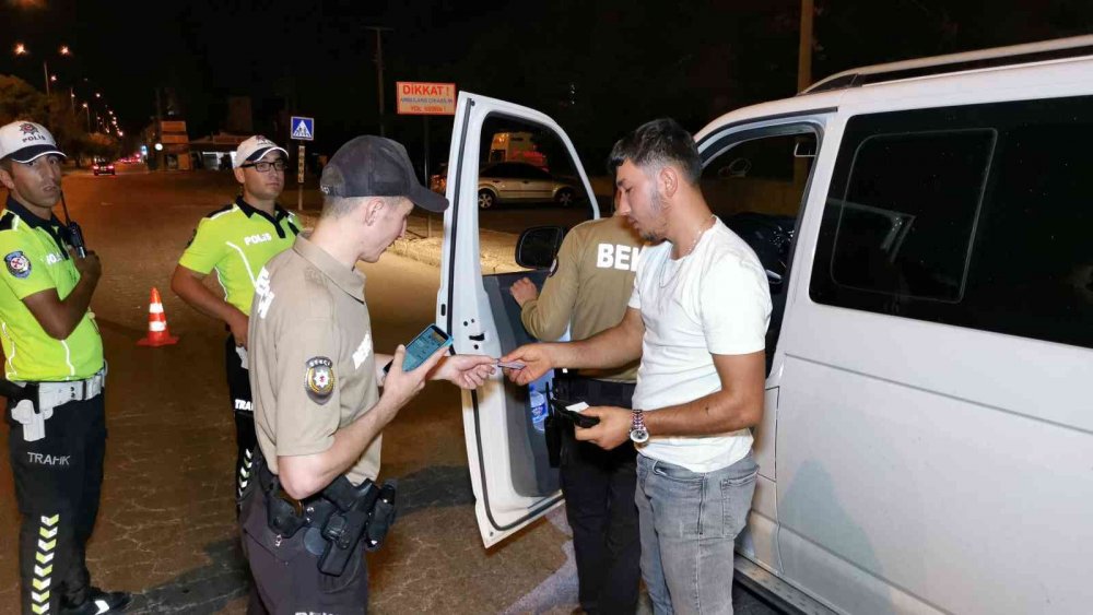 Aksaray polisi kuş uçurtmuyor! Araçlar didik didik aranıp, sürücü ve yolcular sorgulanıyor
