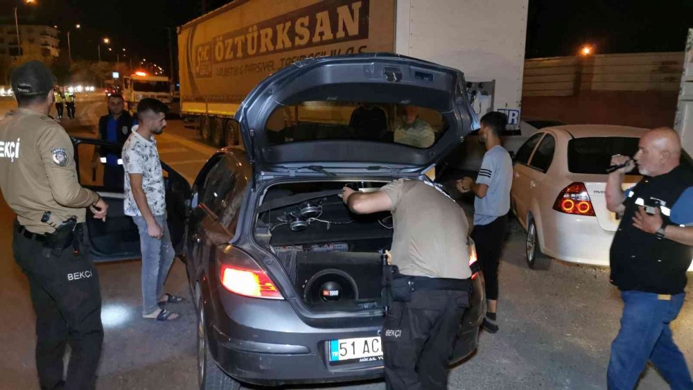 Aksaray polisi kuş uçurtmuyor! Araçlar didik didik aranıp, sürücü ve yolcular sorgulanıyor