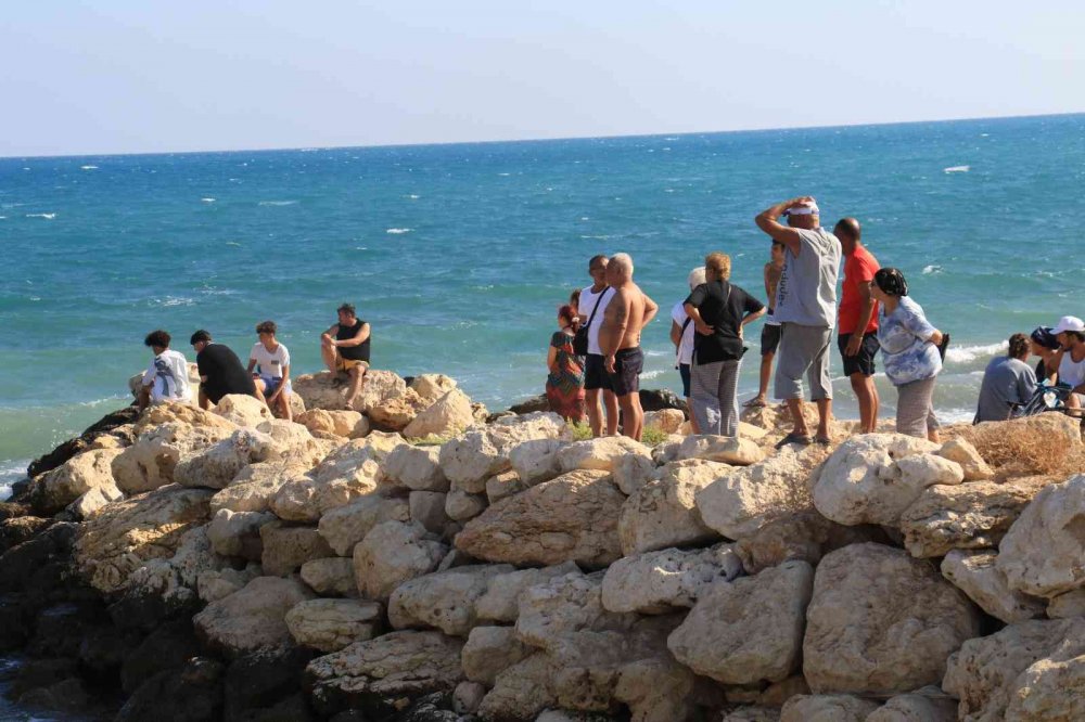 Konya'dan Erdemli'ye giden iki arkadaştan birinin cesedi denizde bulundu, diğeri yoğun bakımda