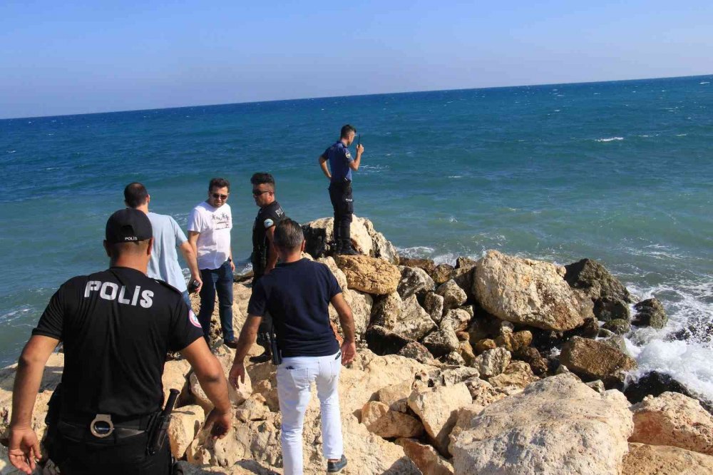 Konya'dan Erdemli'ye giden iki arkadaştan birinin cesedi denizde bulundu, diğeri yoğun bakımda