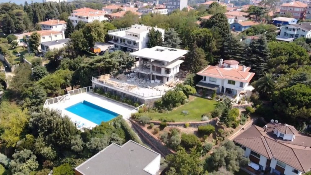 Halk TV'nin patronu Mahiroğlu’nun boğaz manzaralı villasına kaçak kat yaptı!