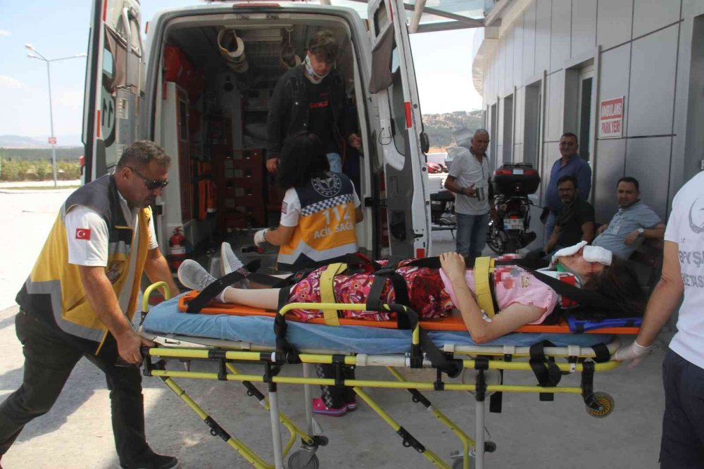 Konya'dan Beyşehir'e gezi acı bitti! Otomobiller çarpıştı,7 kişi yaralandı