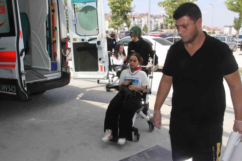 Konya'dan Beyşehir'e gezi acı bitti! Otomobiller çarpıştı,7 kişi yaralandı