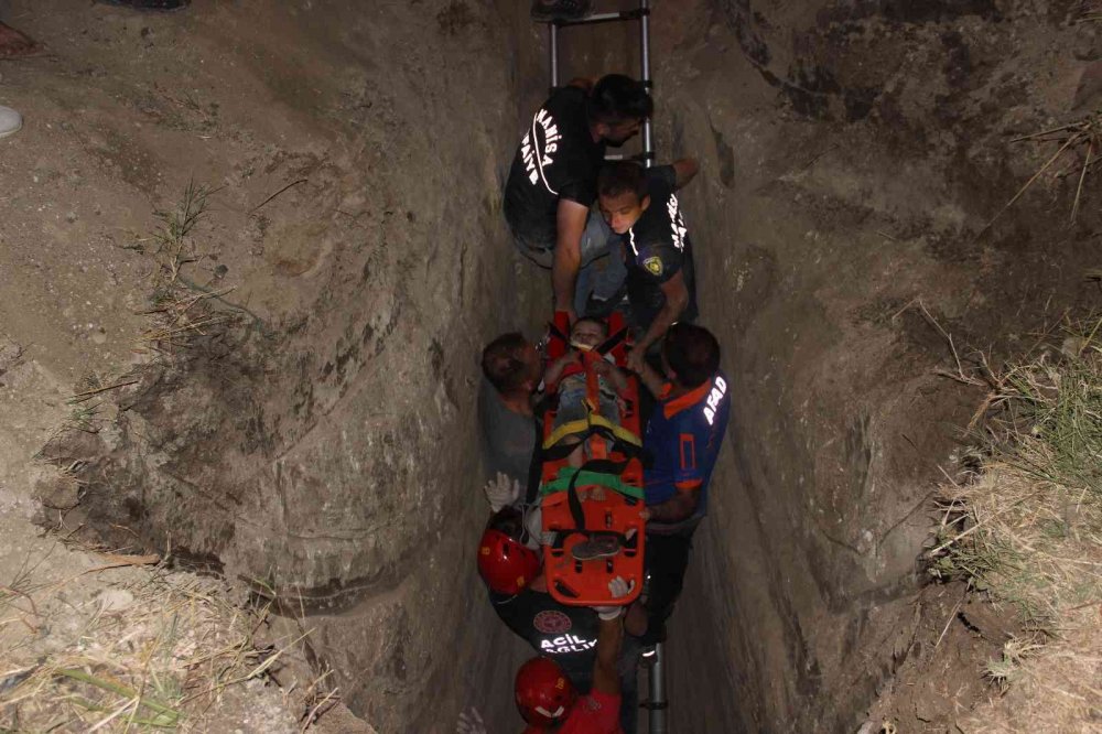 Manisa'da 3 metrelik kuyuya düşen 2 yaşındaki Aybars saatler sonra kurtarıldı