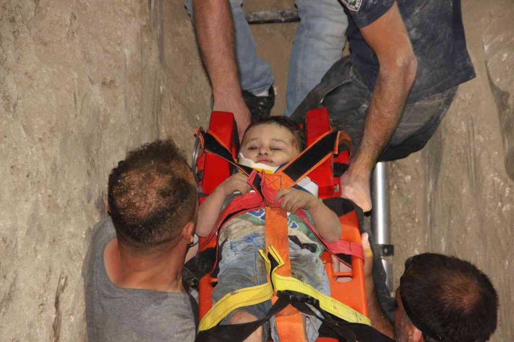 Manisa'da 3 metrelik kuyuya düşen 2 yaşındaki Aybars saatler sonra kurtarıldı