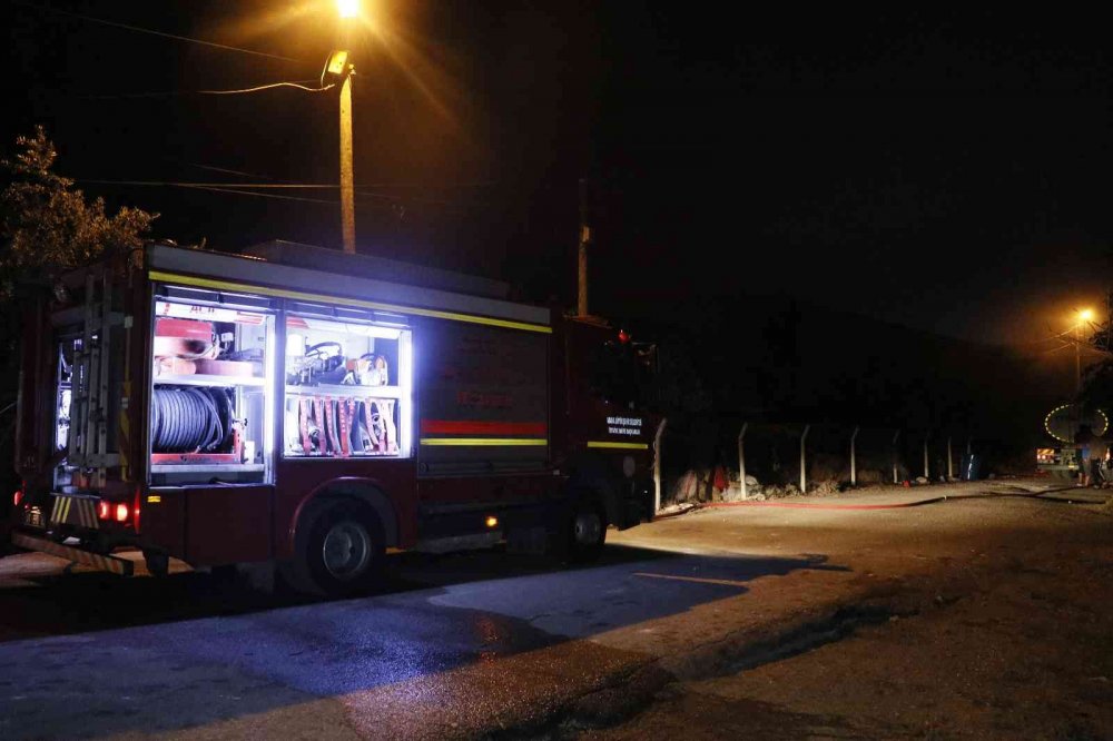 Adana’da alev alev yanan geri dönüşüm fabrikası kullanılamaz hale geldi