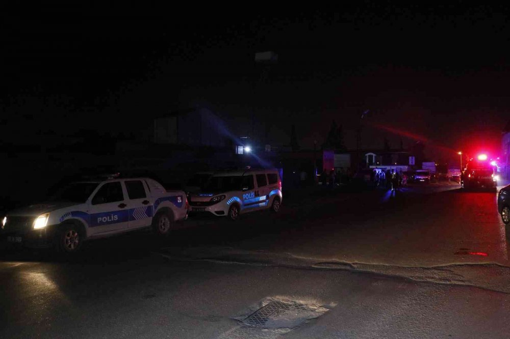Adana’da alev alev yanan geri dönüşüm fabrikası kullanılamaz hale geldi