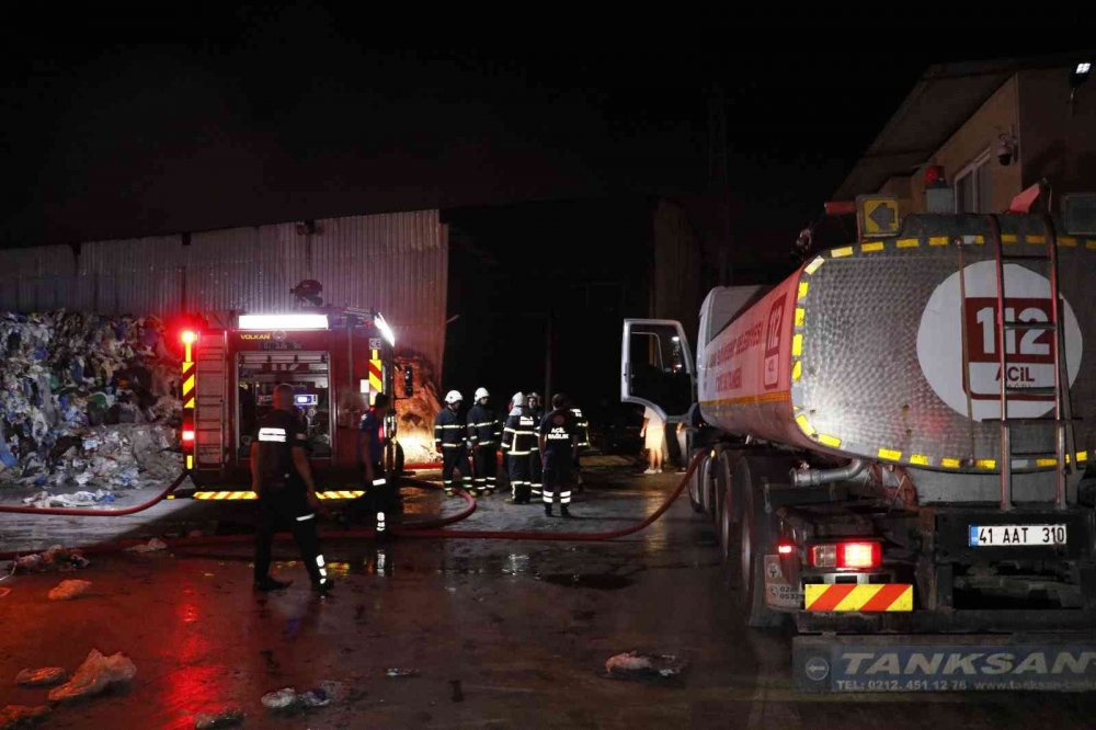 Adana’da alev alev yanan geri dönüşüm fabrikası kullanılamaz hale geldi