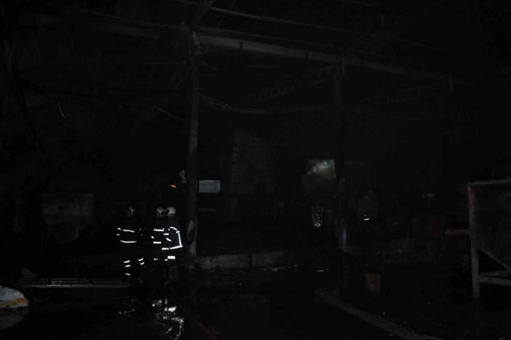 Adana’da alev alev yanan geri dönüşüm fabrikası kullanılamaz hale geldi