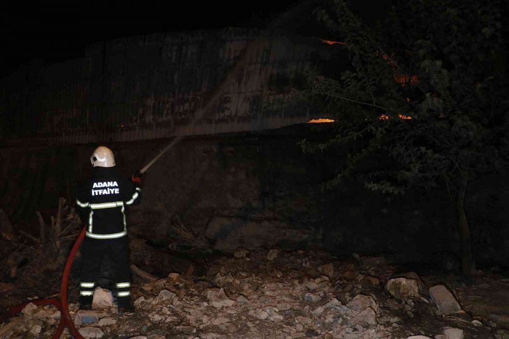 Adana’da alev alev yanan geri dönüşüm fabrikası kullanılamaz hale geldi