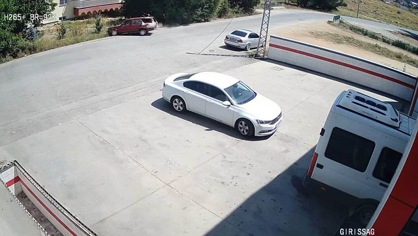 Konya'da viraja hızlı giren araç takla atarak böyle devrildi! Tıkla izle