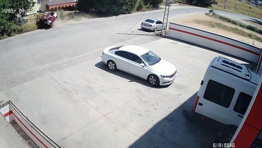 Konya'da viraja hızlı giren araç takla atarak böyle devrildi! Tıkla izle
