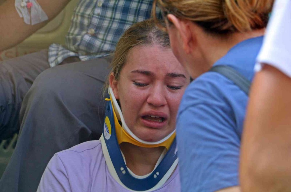 Antalya'da feci kaza! Kamyon yüklü çekiciyle çarpışan otel sevisinde can pazarı! 4’ü ağır 27 yaralı